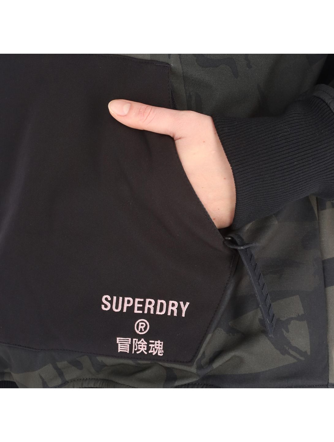 Superdry, Freestyle Tech Overhead Winter Anorak Damen camo grün 